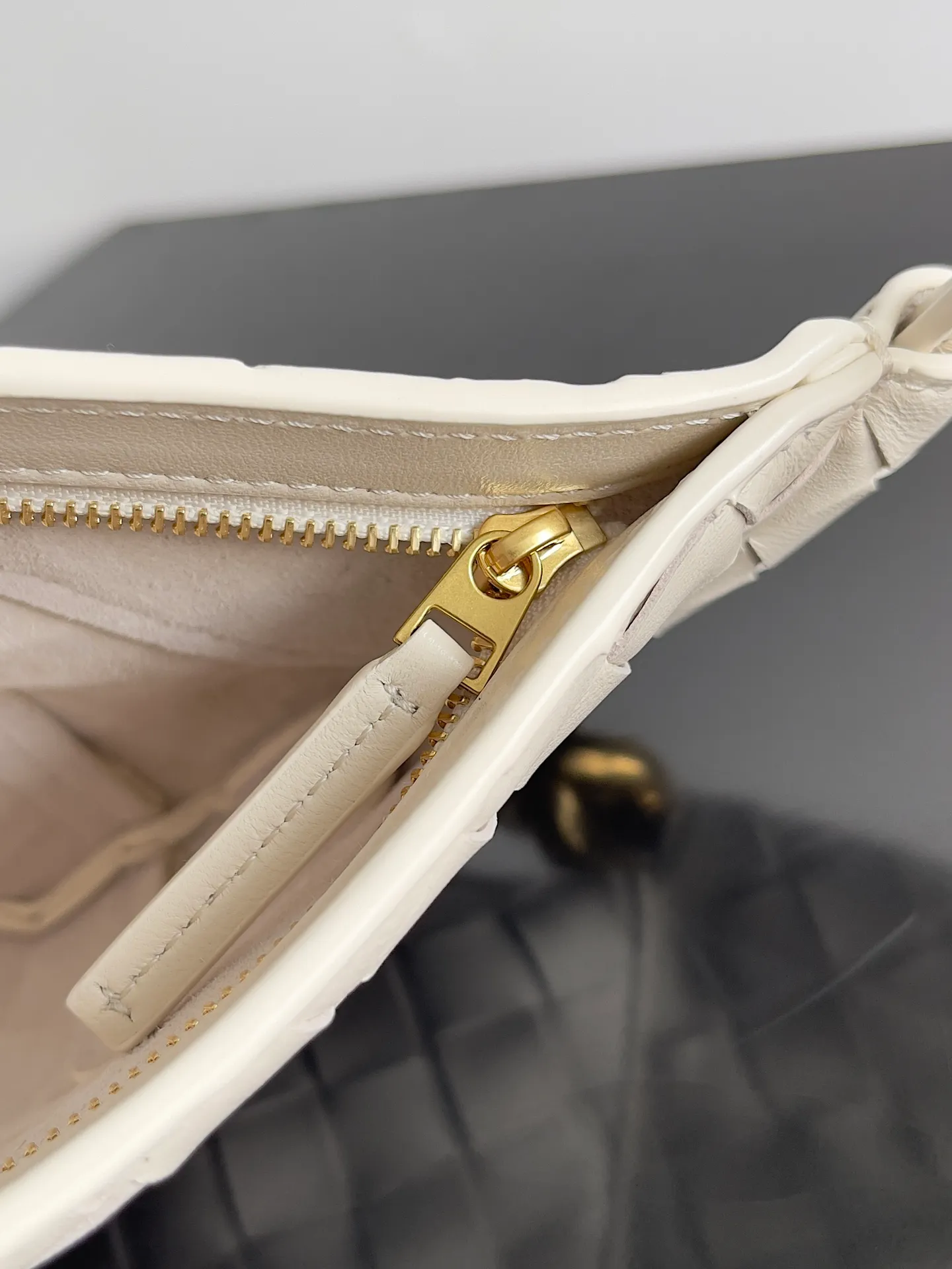 Batch 1660 BVMini Solstce's latest armpit bag, with a relaxed feel in summer. It's really cute. Knot metal knots are decorated on both sides to add interest. BV's recent soul elements are not found in every bag. Compared with the other two sizes, this mini is more elegant and refined. Niche personality 🉑Salt🉑Sweet Style number: 796378 Size: 28*18*depth 5cm